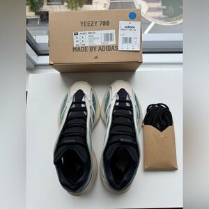 Yeezy 700 V3